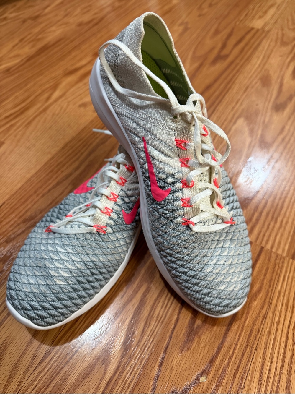 Nike Women’s Running Shoes in Light Gray with Pink Swoosh